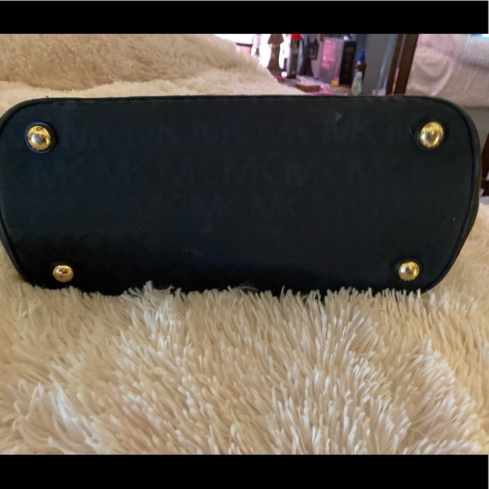 Woman’s Michael Kors black signature handbag - Picture 3 of 8